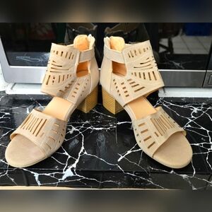 Ladies Buckled Beige Platform Open Toe Shoes 7.5US 38EU New